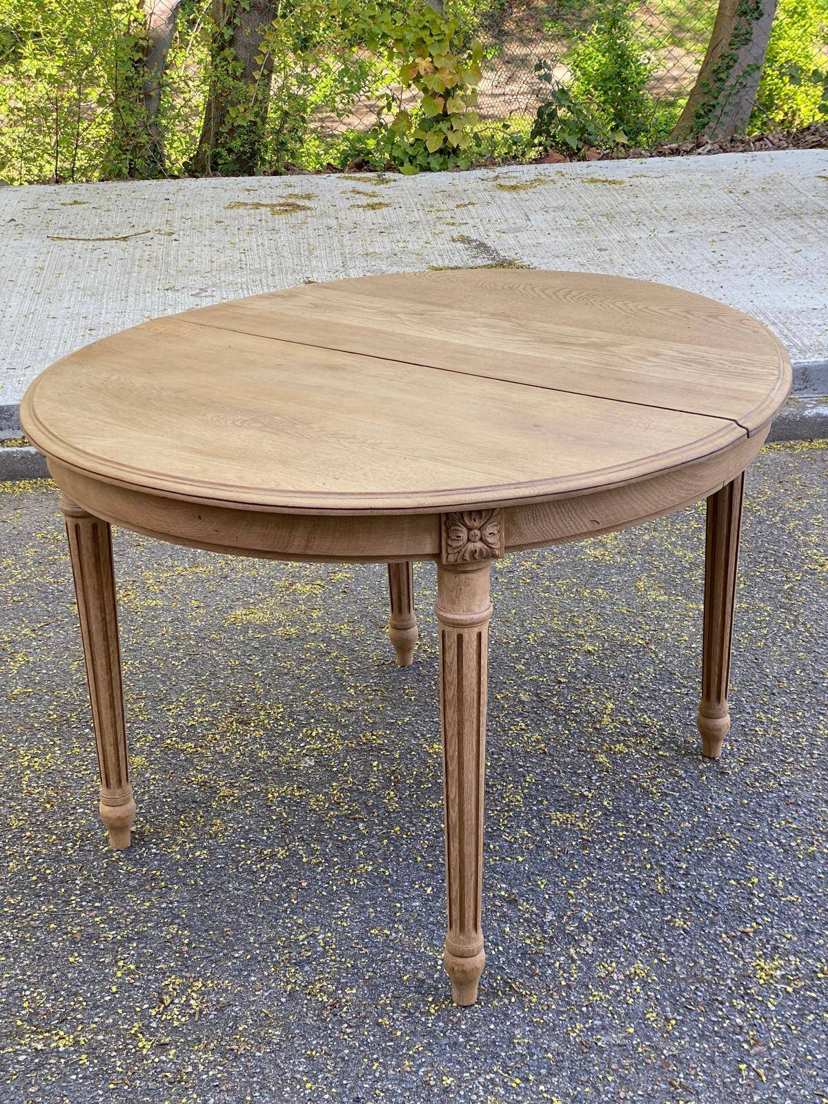 Renovated round Art Deco dining table, extendable, made of solid oak, 145cm.