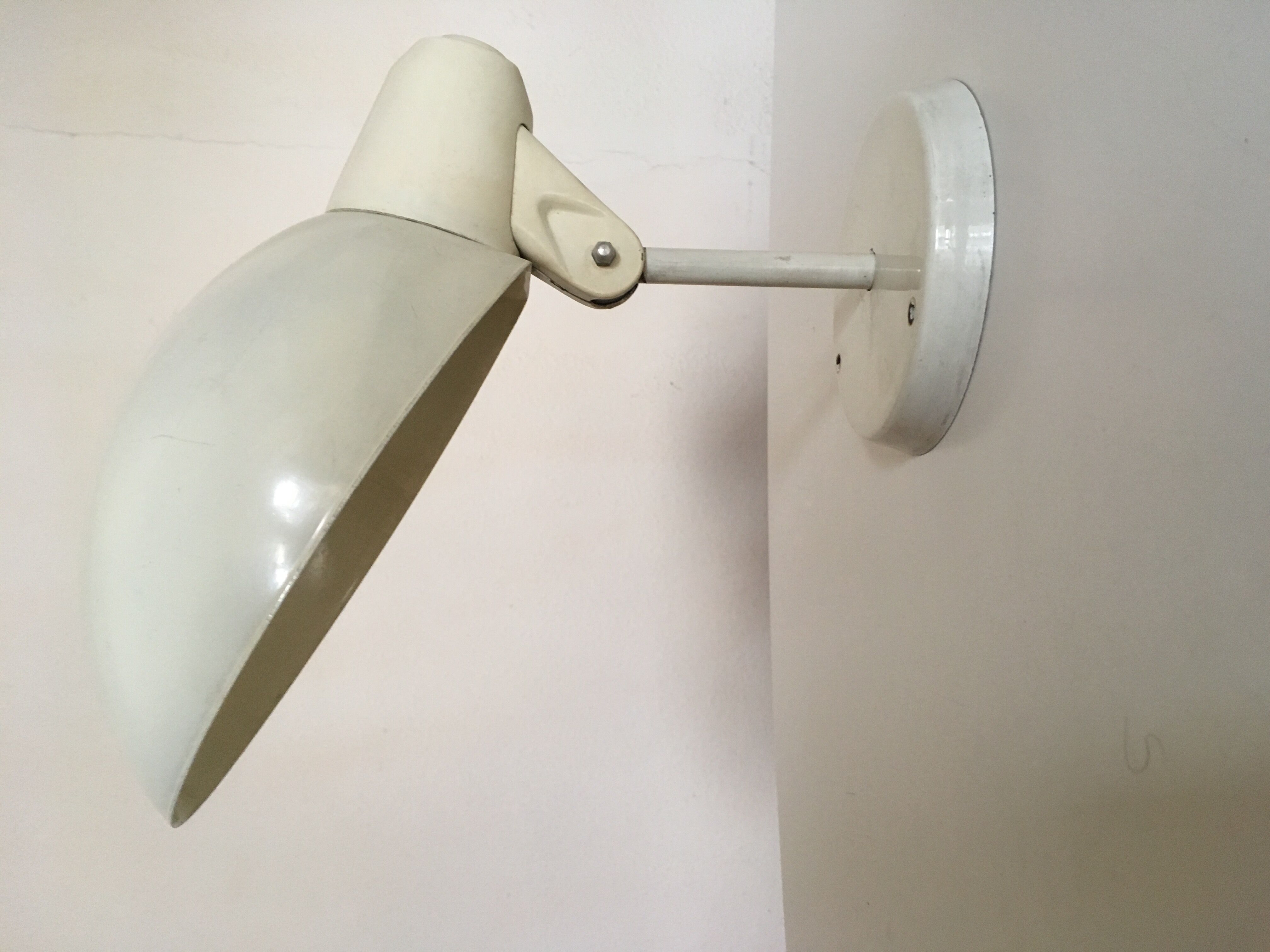 Apply 70 s articulated lacquered metal