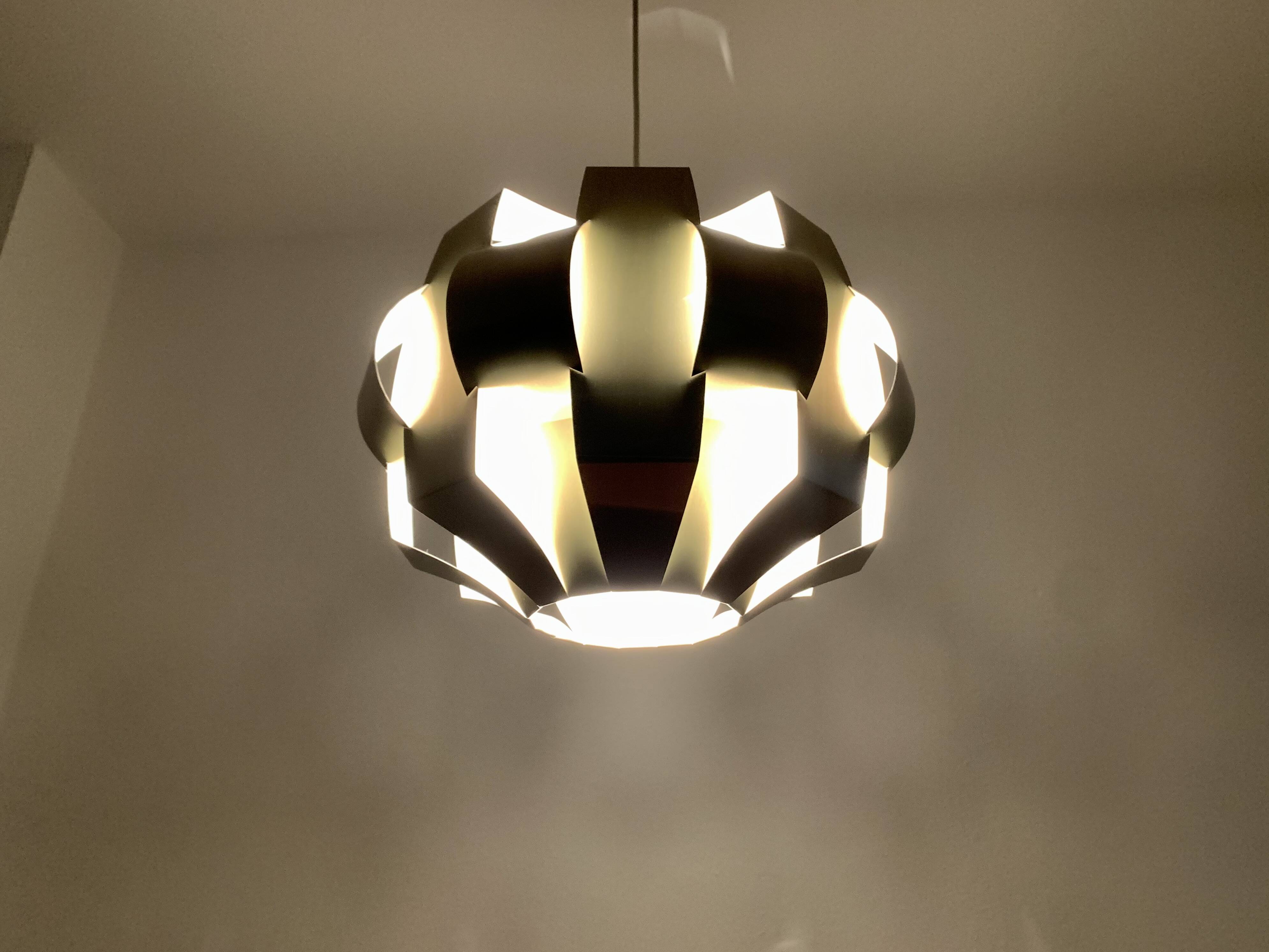 Suspension en métal origami