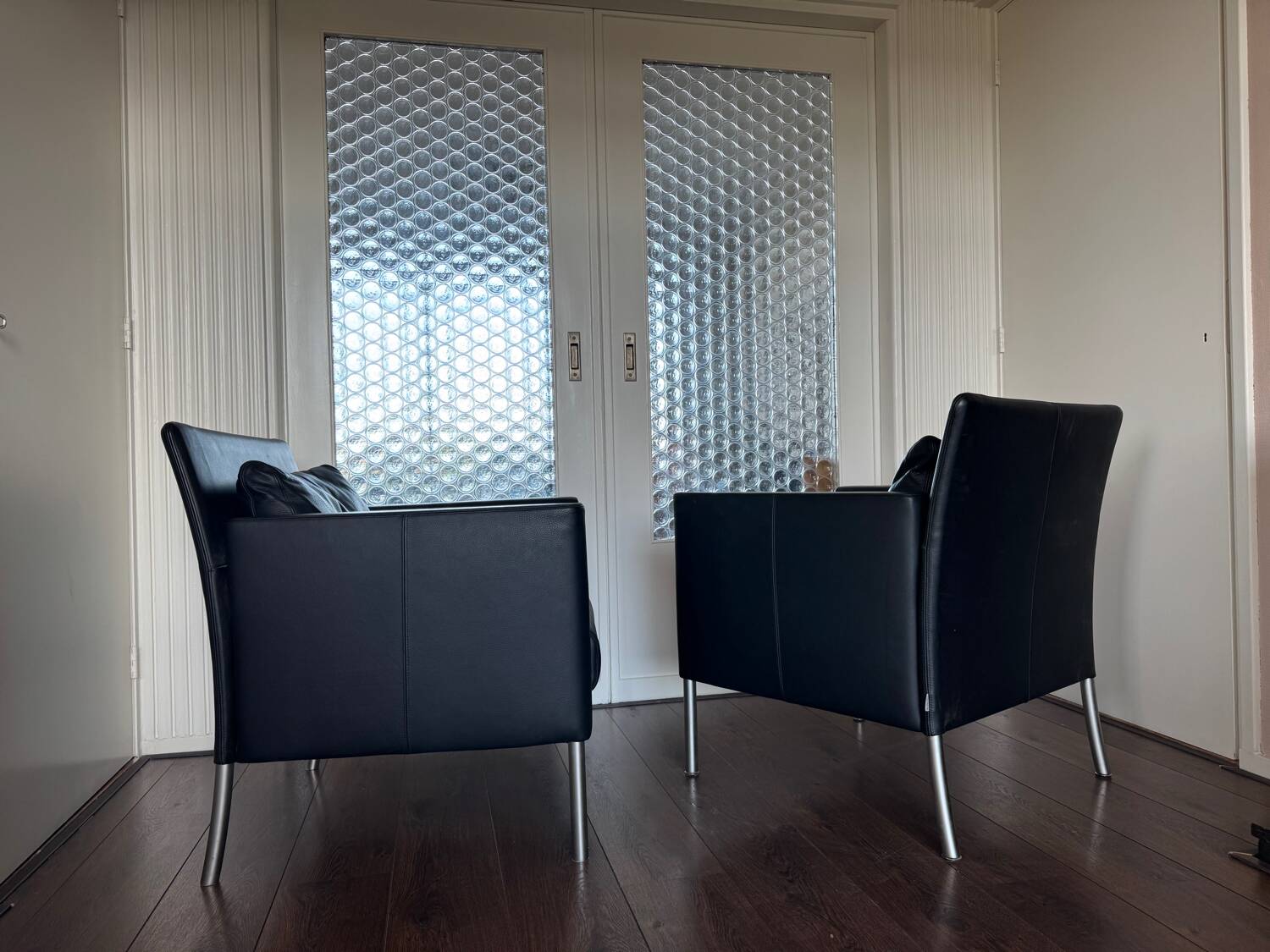 2 fauteuils de salon modernistes allemands en cuir noir et acier de Walter Knoll