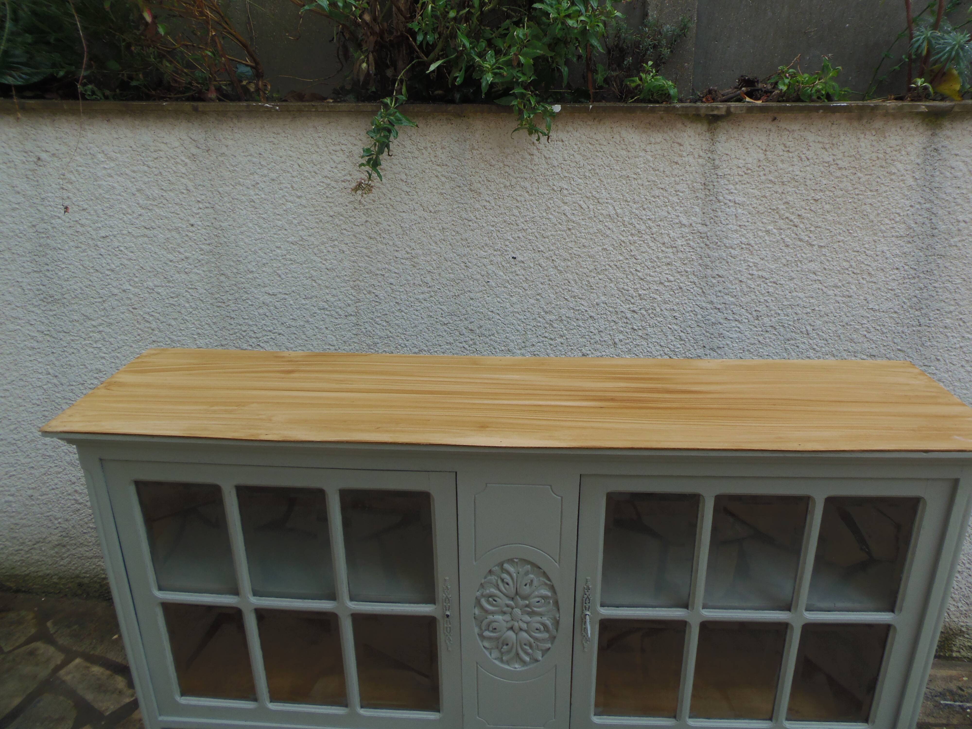 Vitrine vintage de faible profondeur sublimée en vert de gris plateau bois.