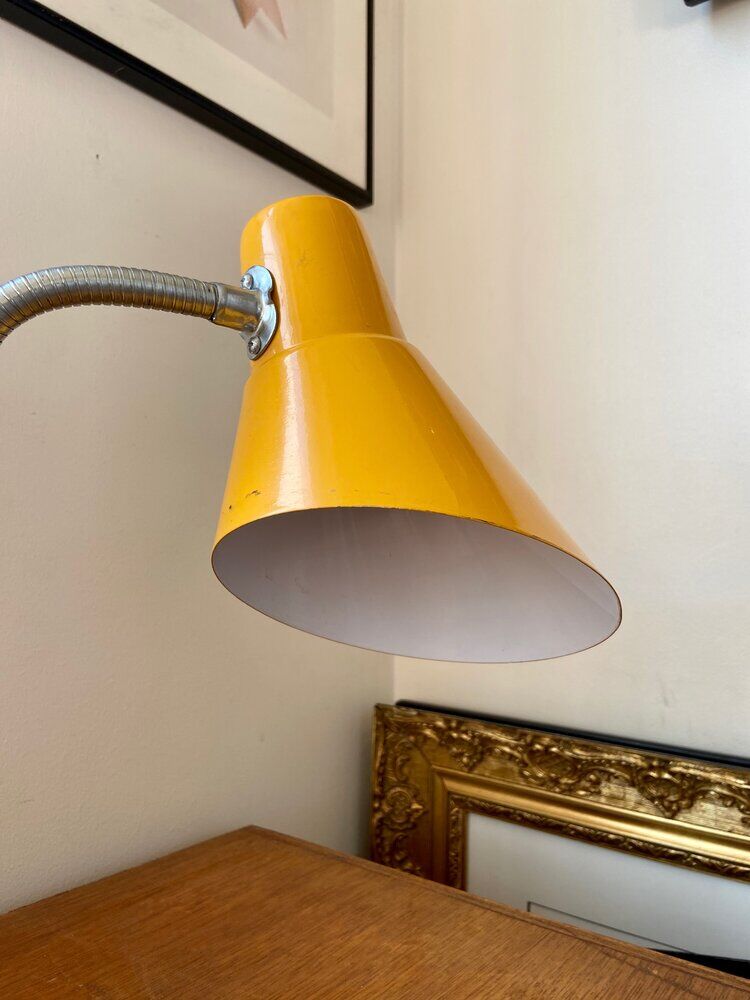 Articulated desk lamp