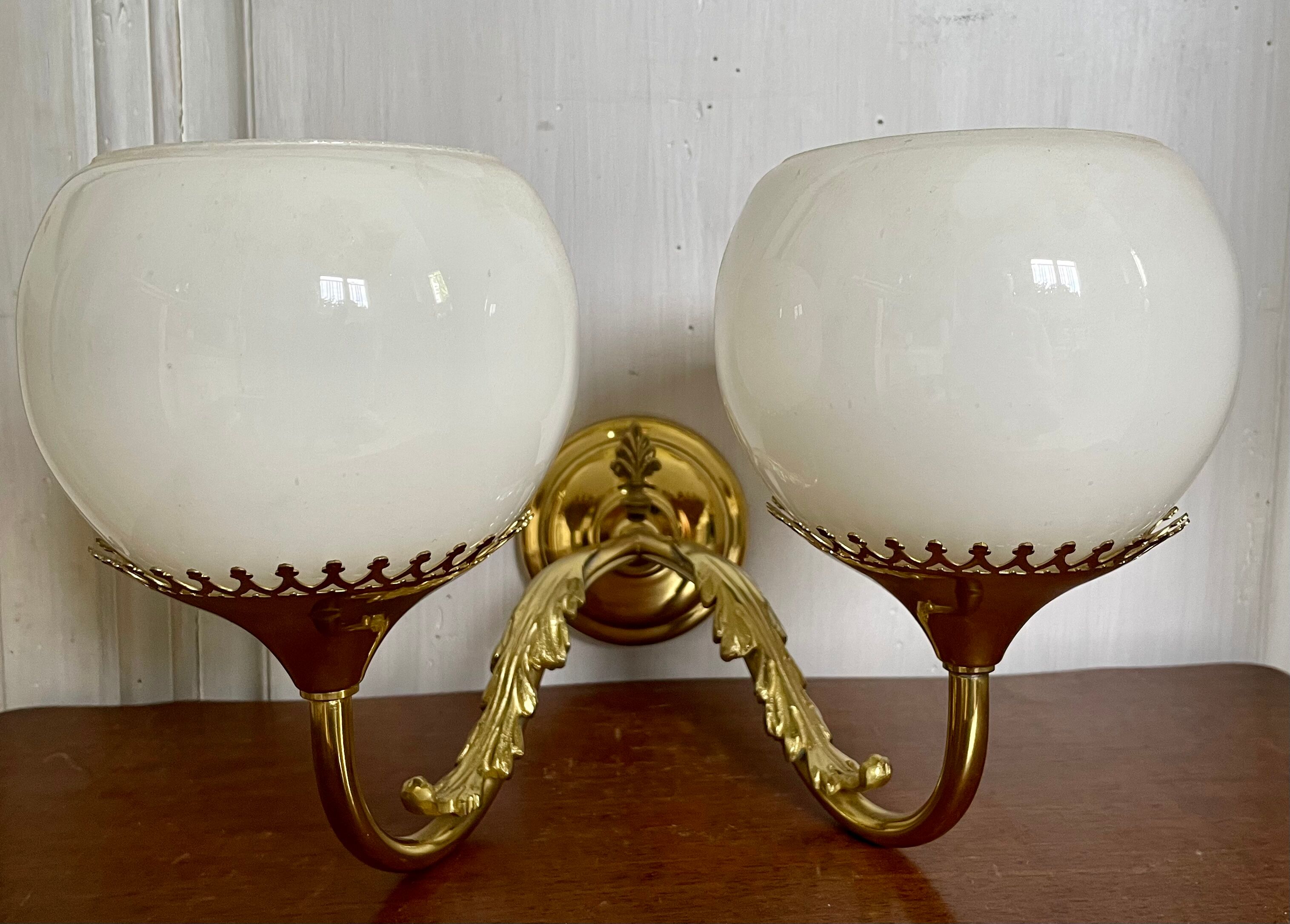Paire d’appliques laiton et opaline vintage