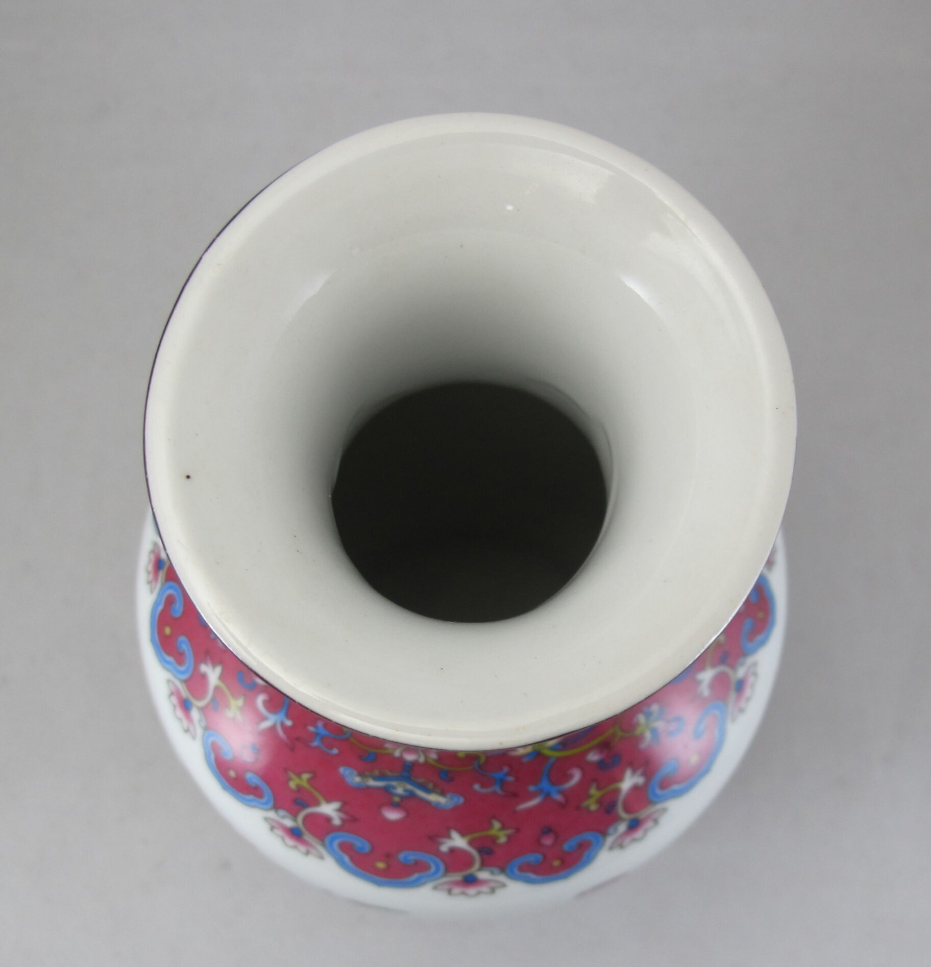 small pink family vase in Chinese porcelain China