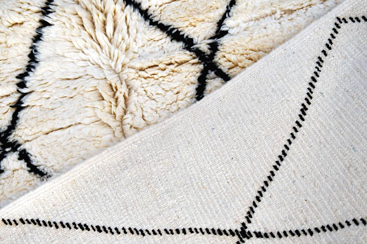 Moroccan Berber carpet Beni Ouarain with black diamonds 210 x 160 cm