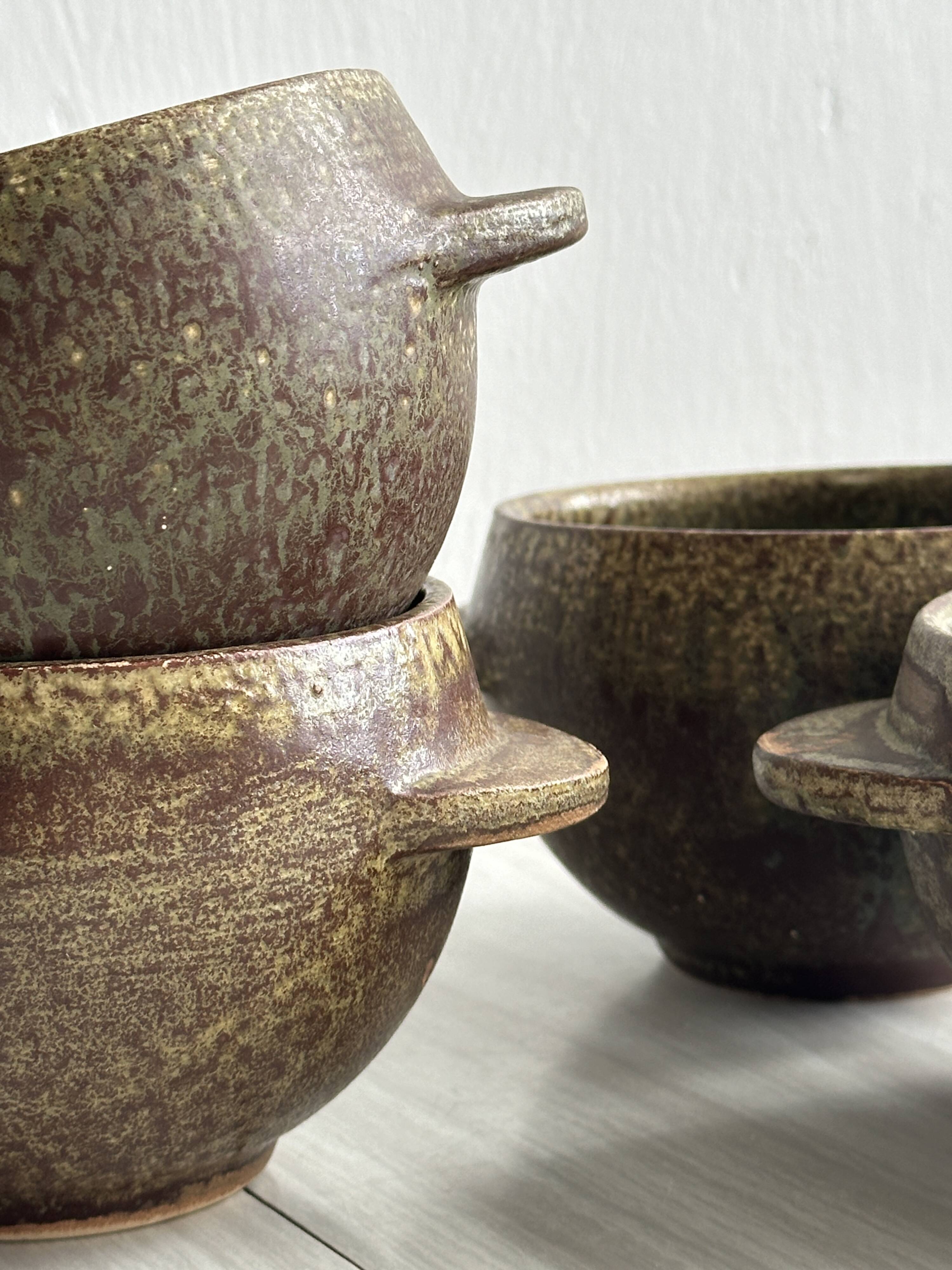 4 stoneware bowls.
