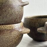 4 stoneware bowls.