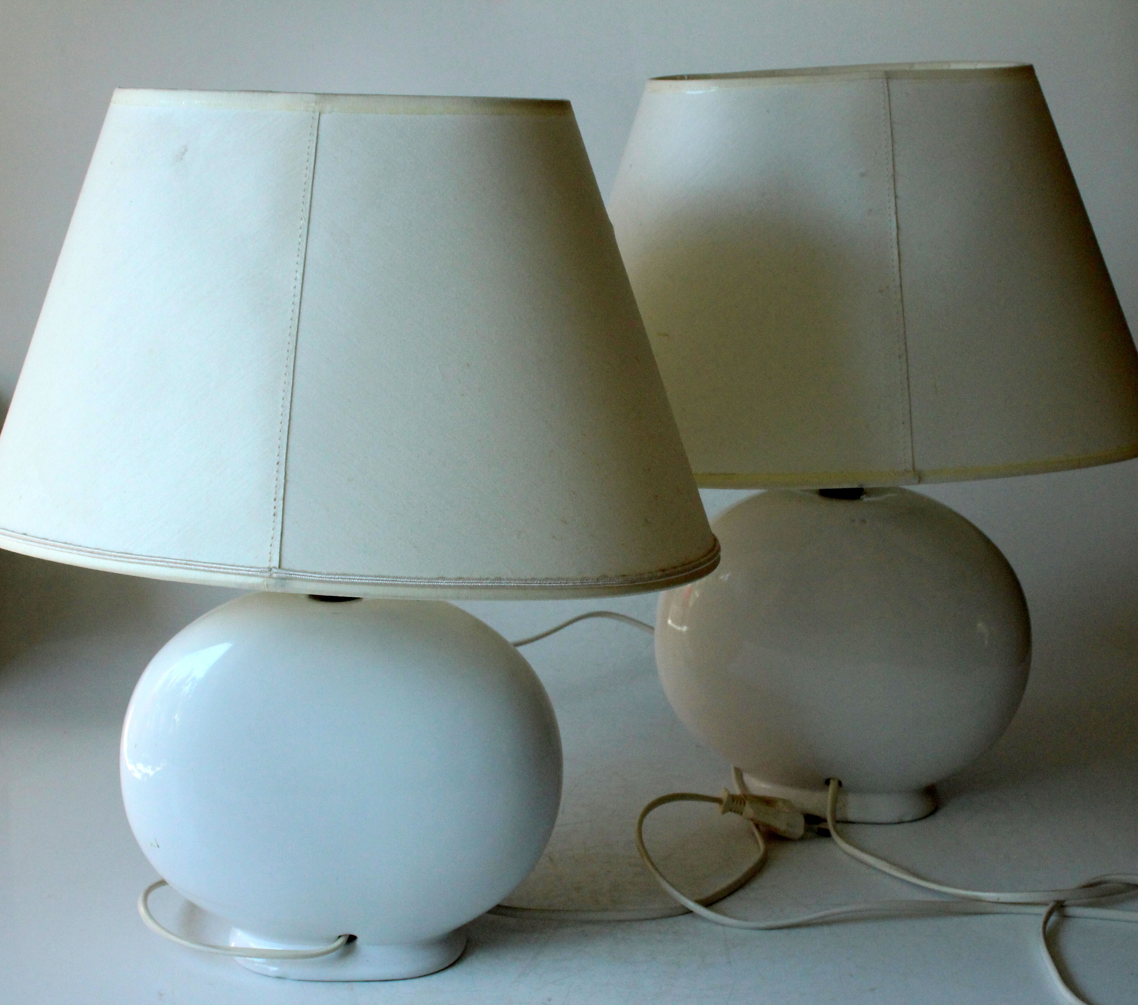 2 bedside lamps made of white ceramic with floral motifs and fabric lampshades, vintage from the 70s
