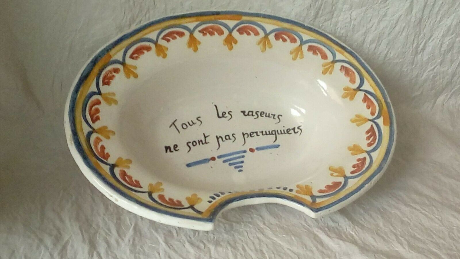 BEARD DISH BARBER IN FAIENCE NEVERS OR LA ROCHELLE 20 EME