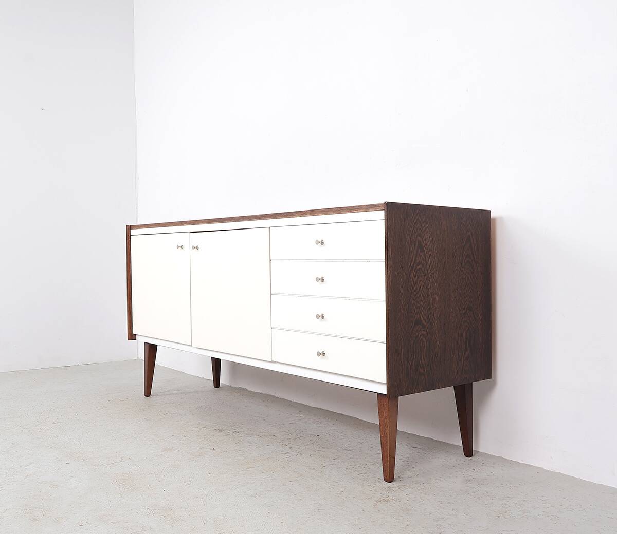 Buffet vintage en bois avec façades blanches, années 60