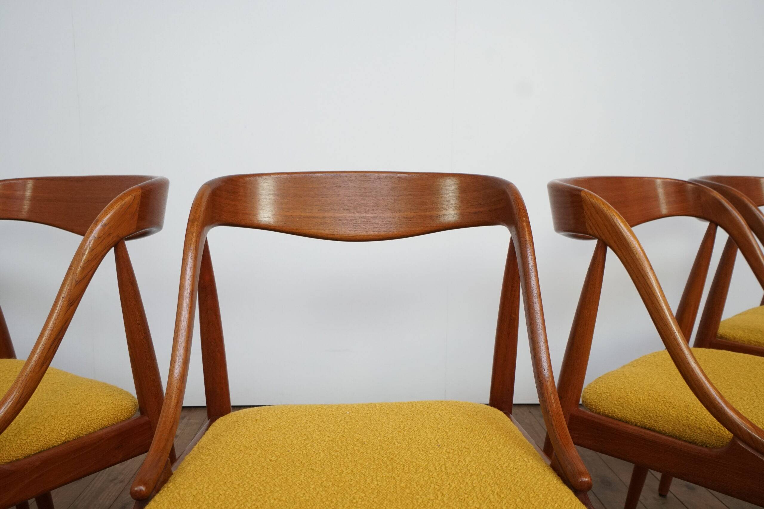 Ensemble de 5 chaises de salle à manger Johannes Andersen avec tissu neuf