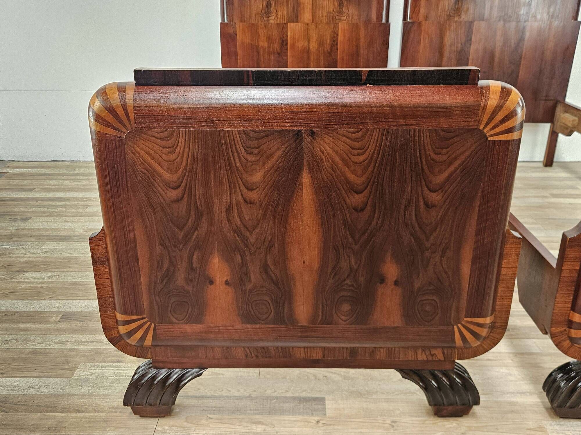 Pair of Art Decò single beds in mahogany and pink maple, 1940