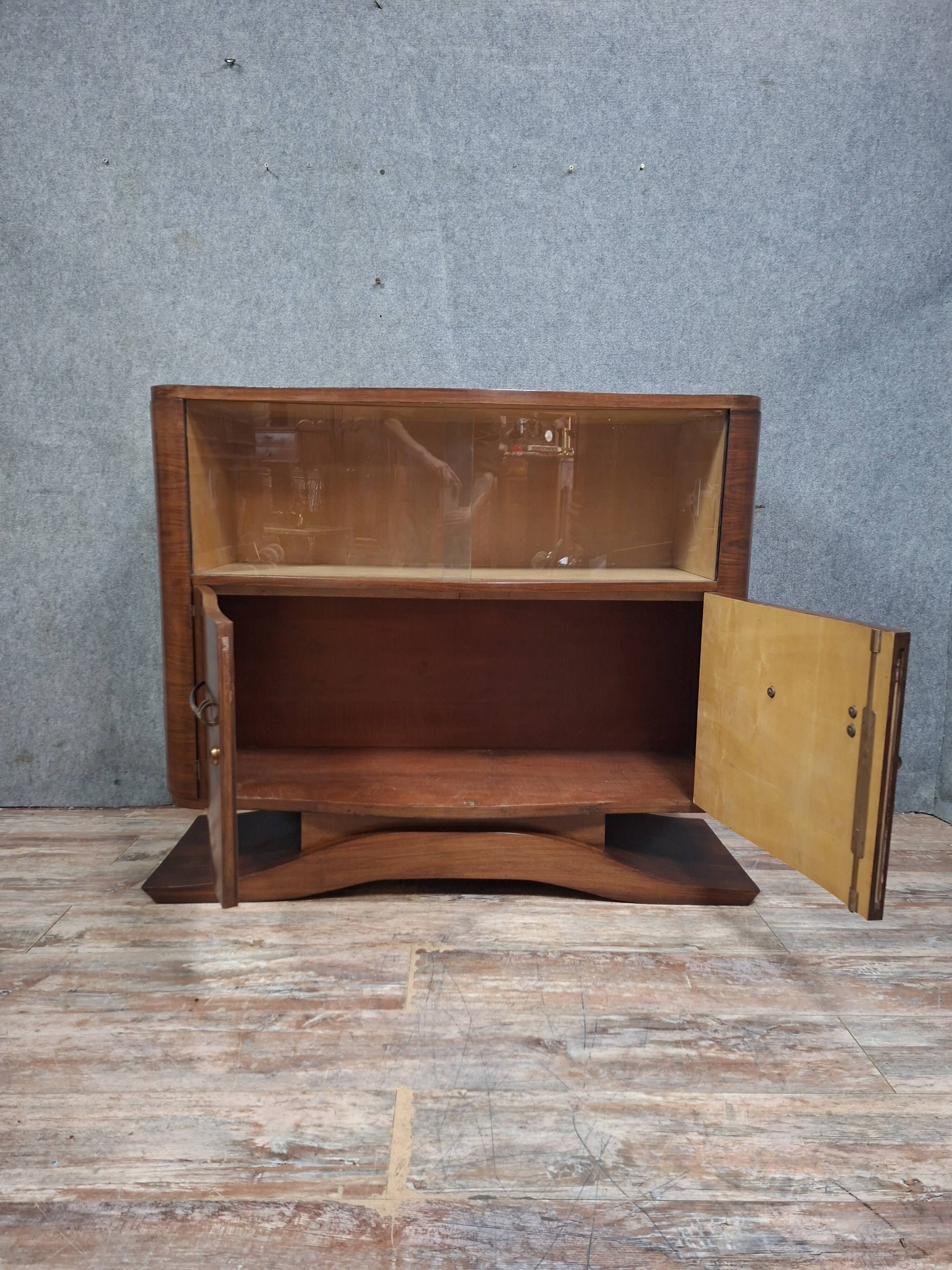 Buffet / Vitrine Art Déco en placage de noyer – Vers 1930