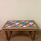 Table basse en bois revisitée - plateau géométrique coloré