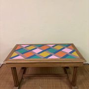 Table basse en bois revisitée - plateau géométrique coloré