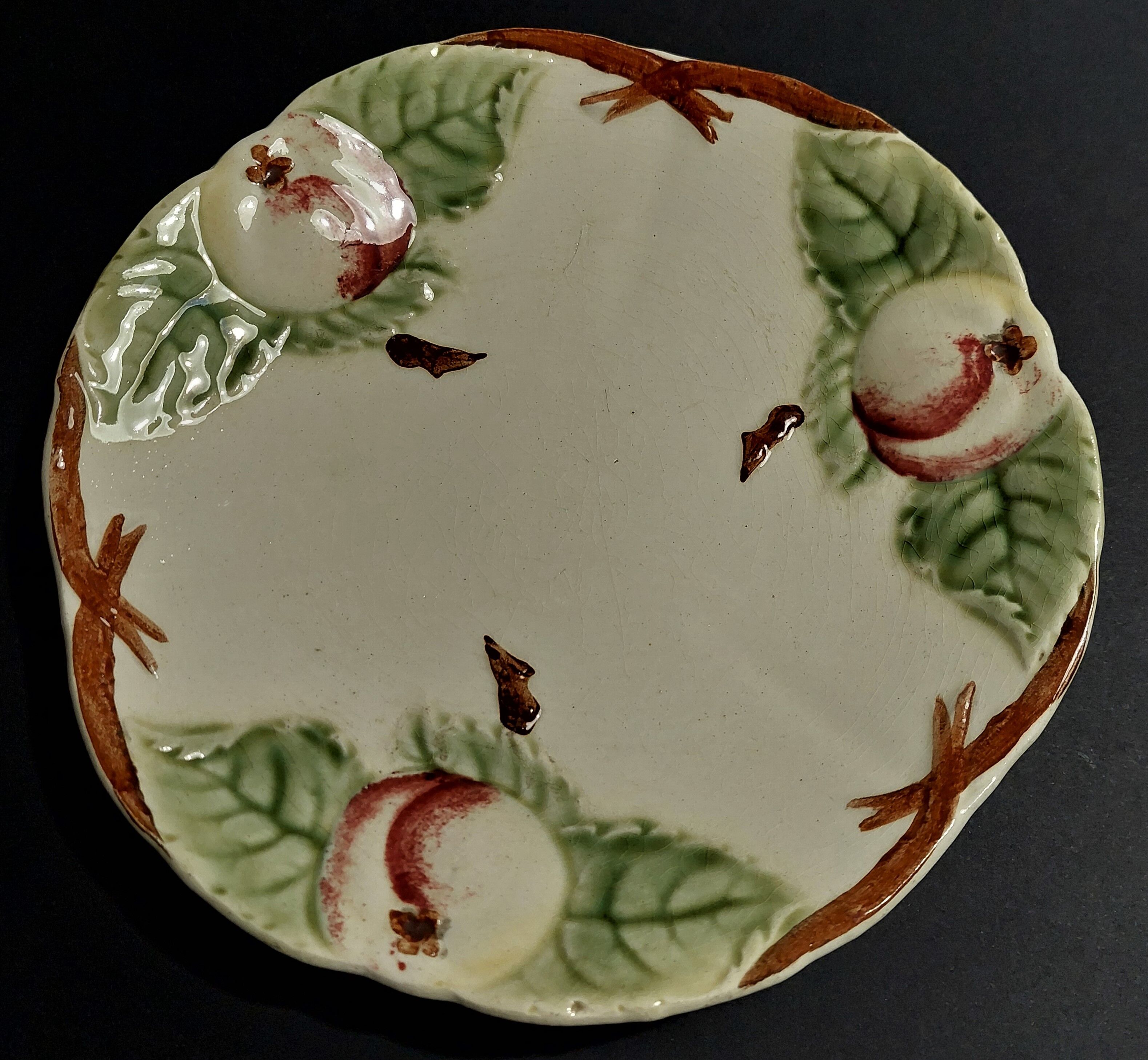 Plate in slip Choisy le Roi apples early twentieth century