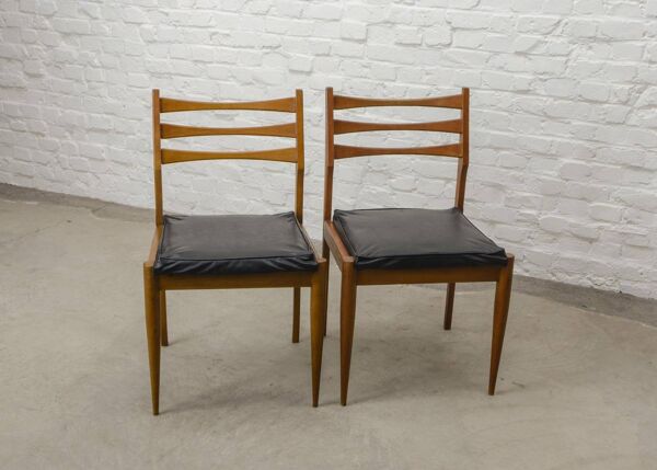 Chaises de salle à manger en bois massif avec assise carrée en similicuir noir, années 1960