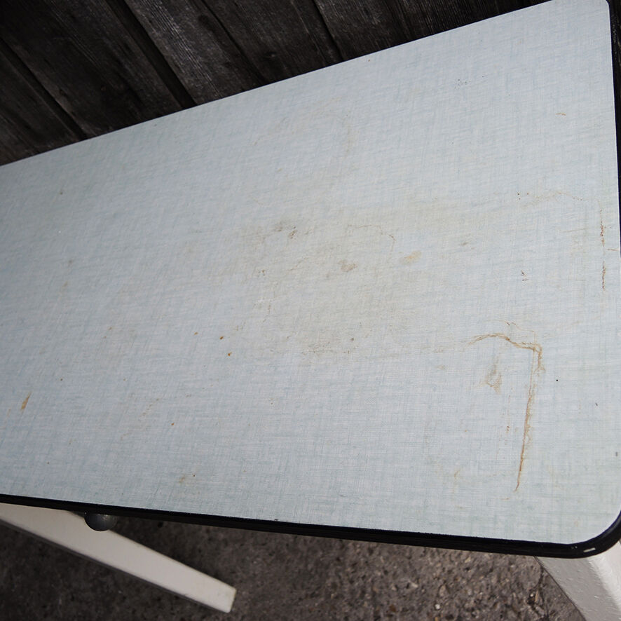 Ancienne table d’appoint en bois laqué blanc et formica vert d’eau