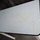 Ancienne table d’appoint en bois laqué blanc et formica vert d’eau
