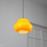 Lampe à suspension italienne du milieu du siècle en verre jaune et laiton