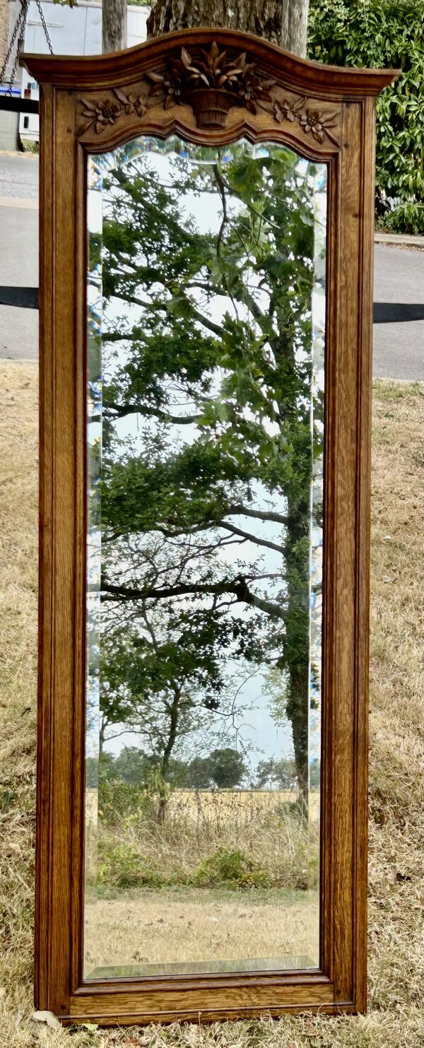 Grand et ancien miroir de pied  chantourné biseauté
