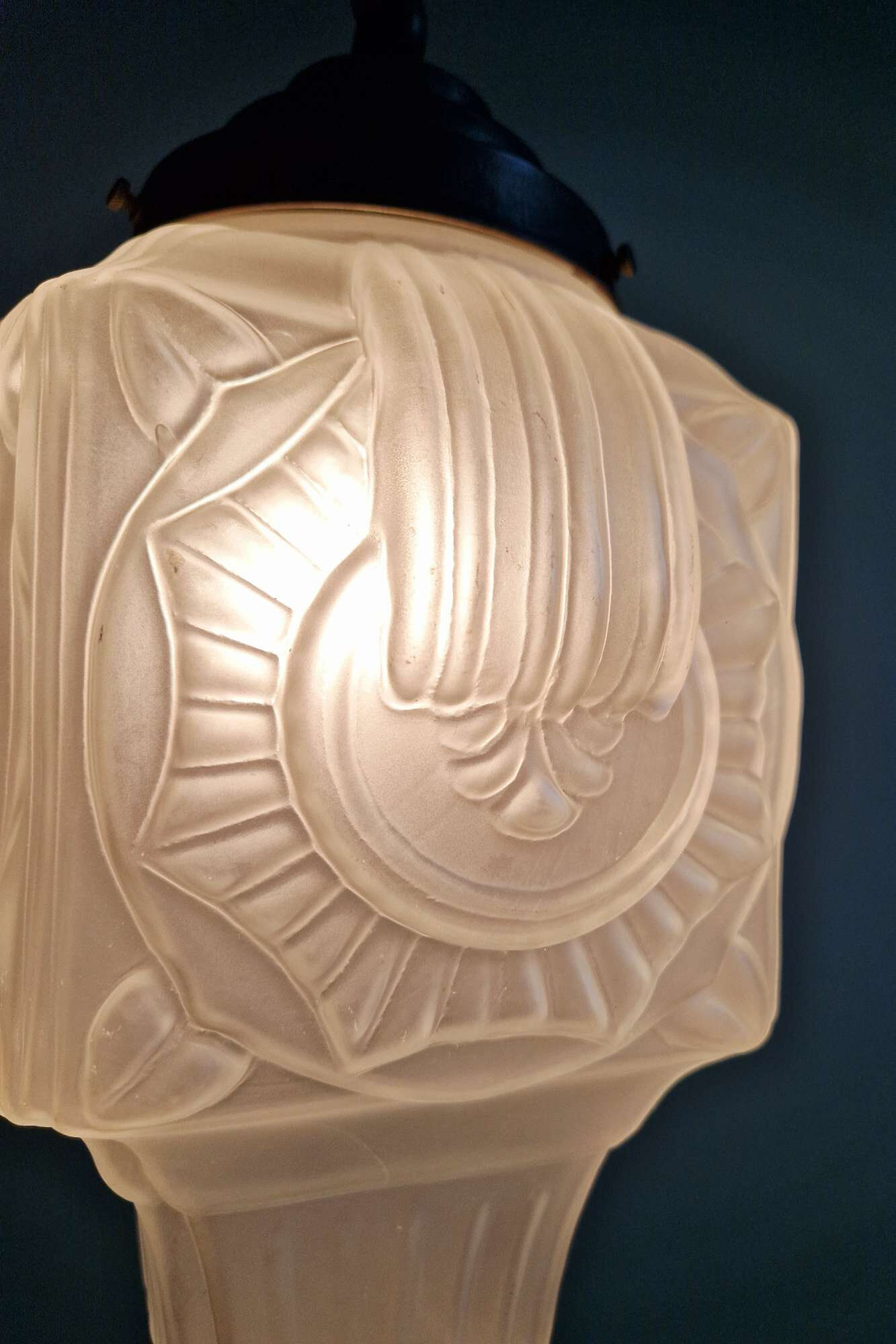 Art Deco suspension in frosted pressed moulded glass, 1920s-30s.