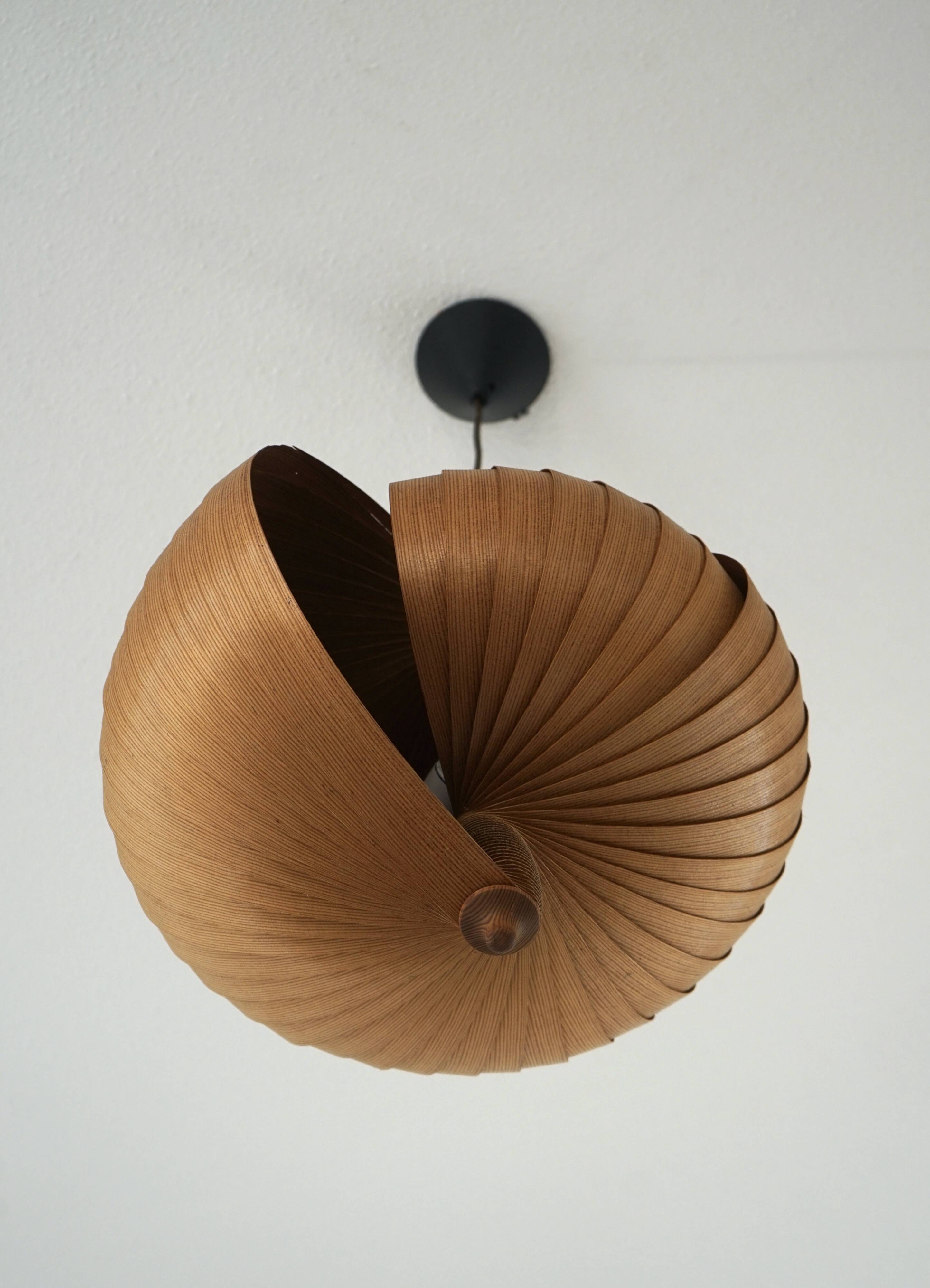 Lampe de plafond Nautilus en bois attribuée à Hans Agne Jakobsson, années 1960.