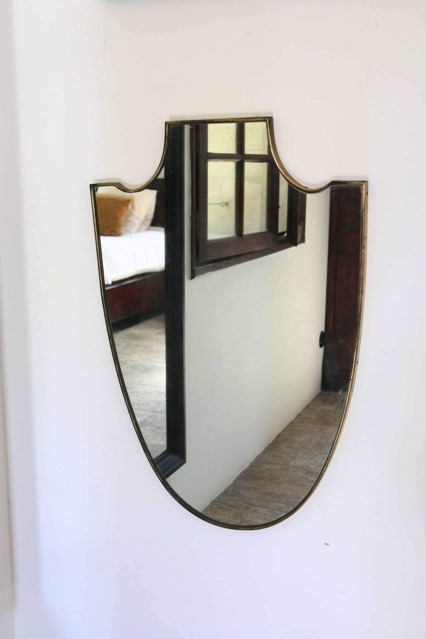 Miroir écusson Mid-Century en laiton, Italie 1950-60