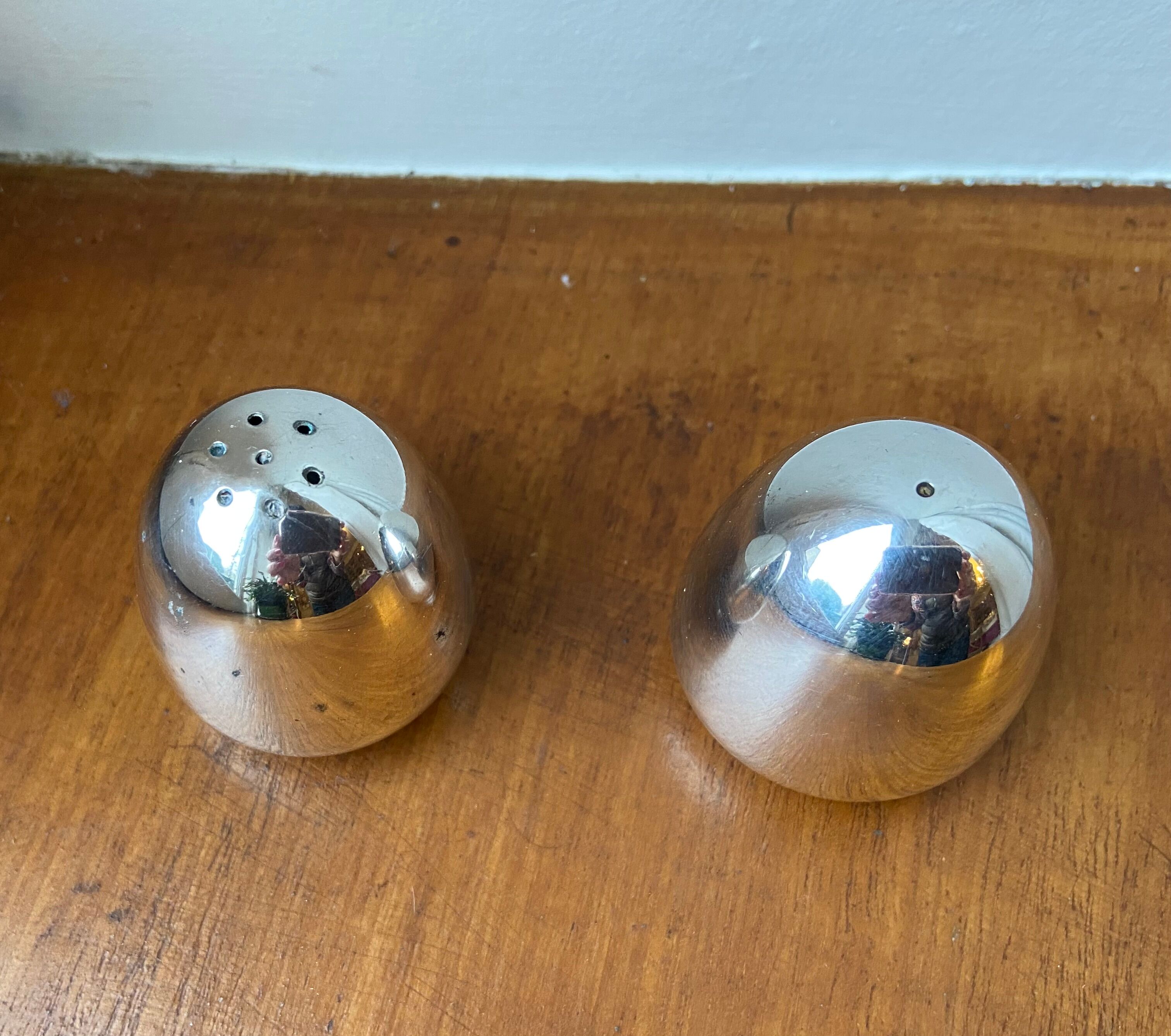 Salt shaker and pepper vintage eggs
