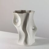 Vase en porcelaine biscuit vintage organique du milieu du siècle par Sgrafo Modern