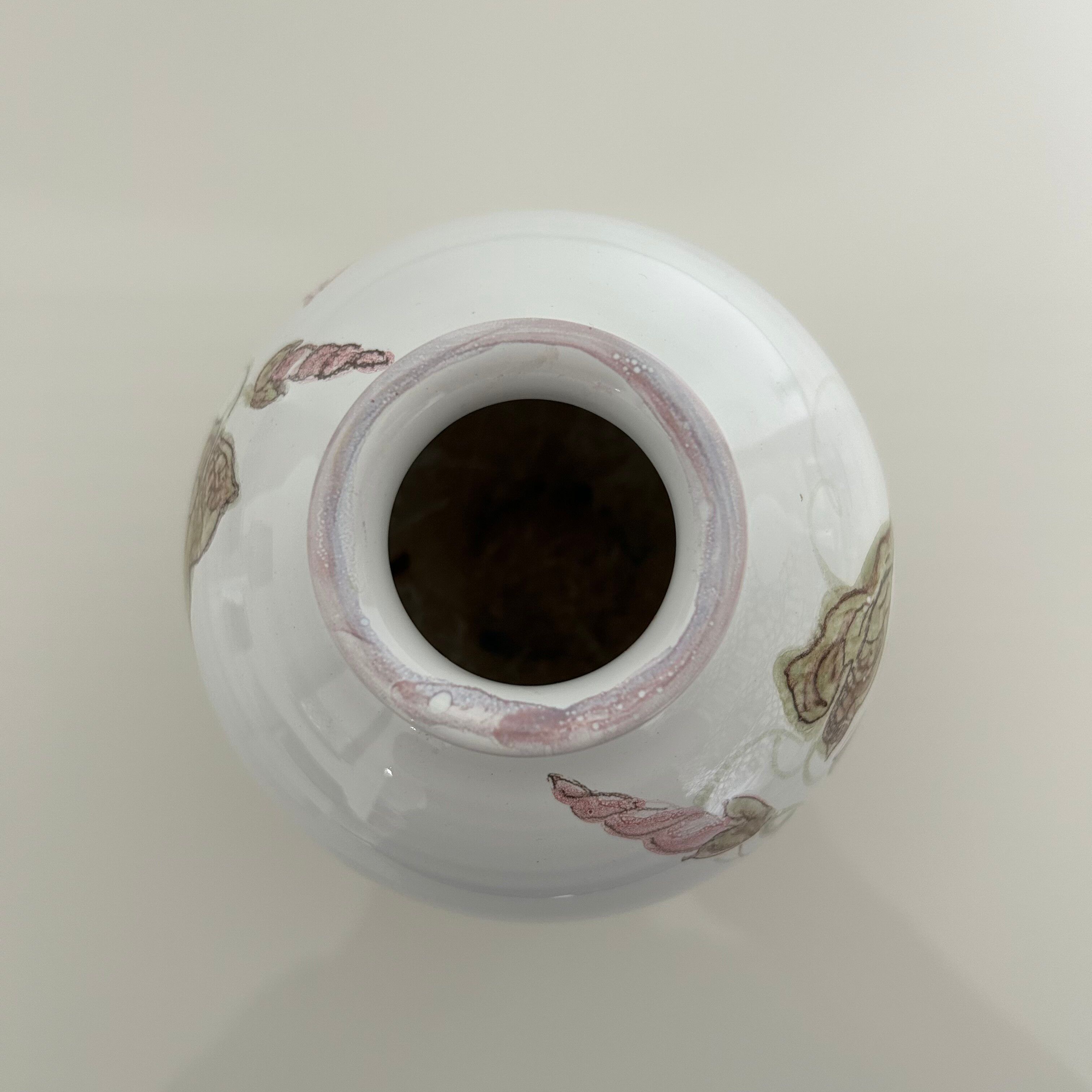 Vase boule décor floral signé