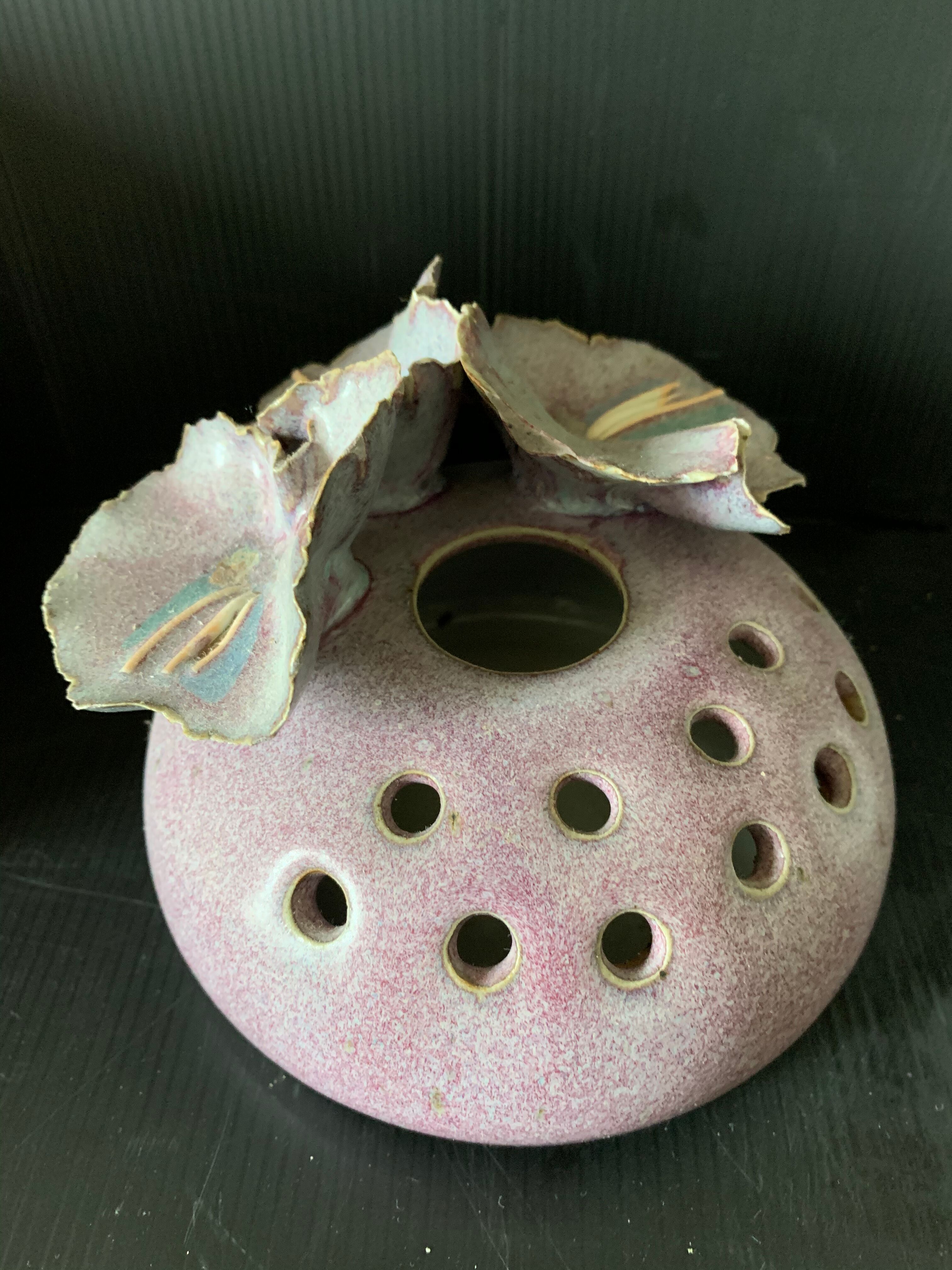 Pique flowers vase in sandstone enamels