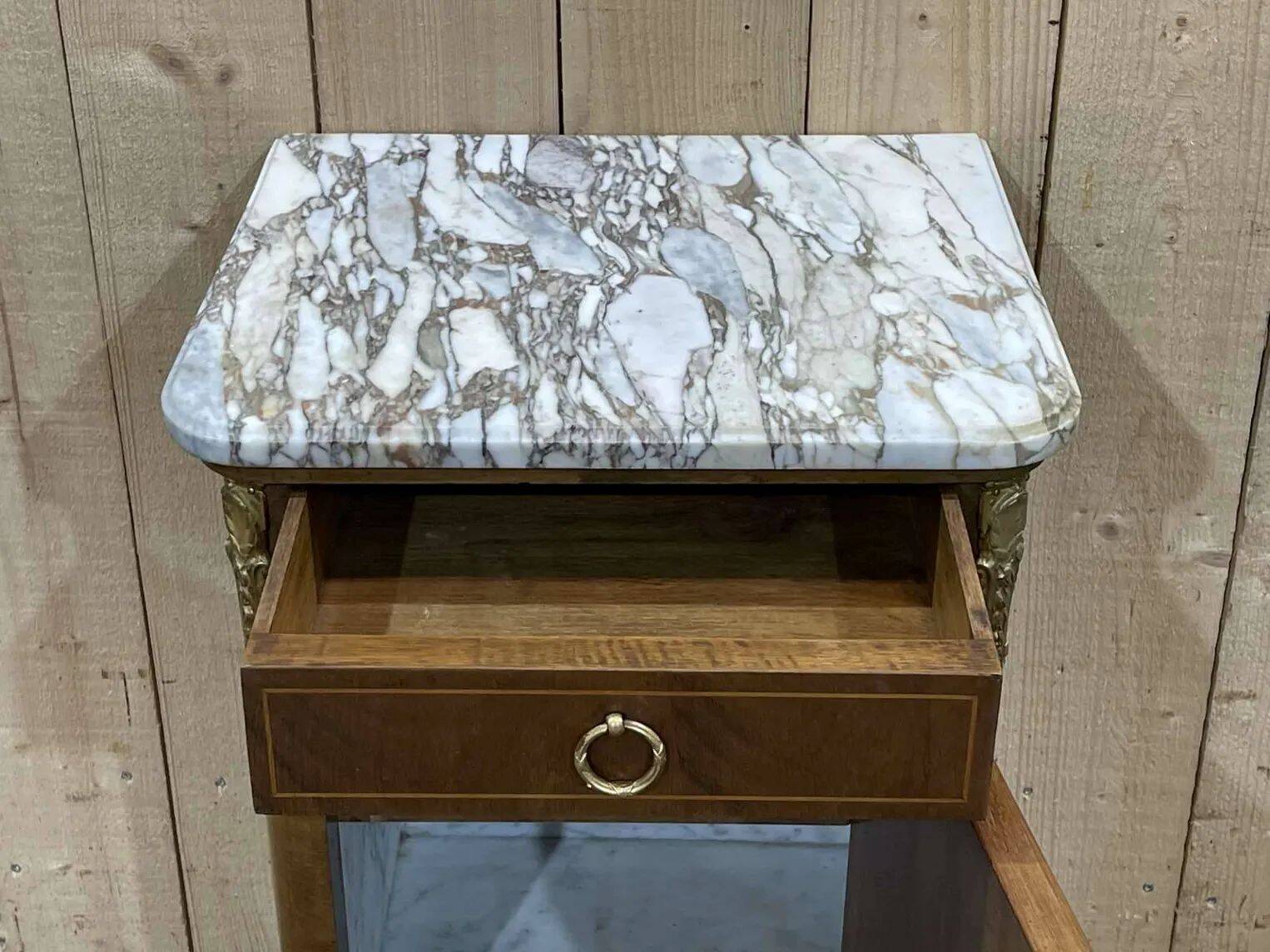 Table de nuit en marqueterie et marbre blanc du début XXème
