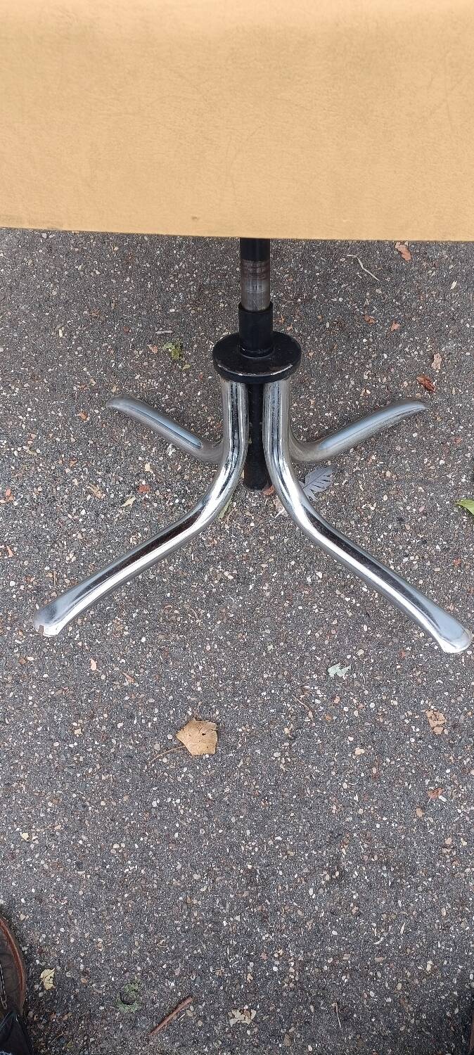 Tulip-shaped office chair