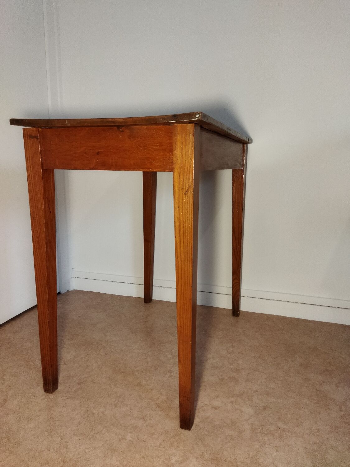 Spindle legs desk