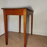 Spindle legs desk