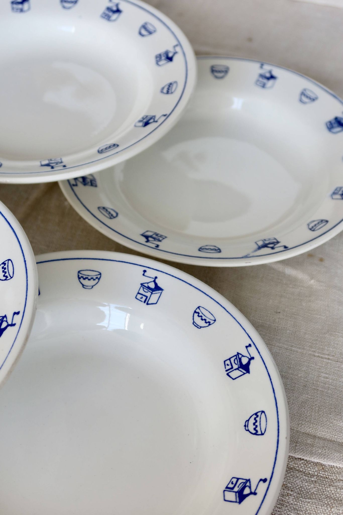 6 vintage earthenware breakfast plates