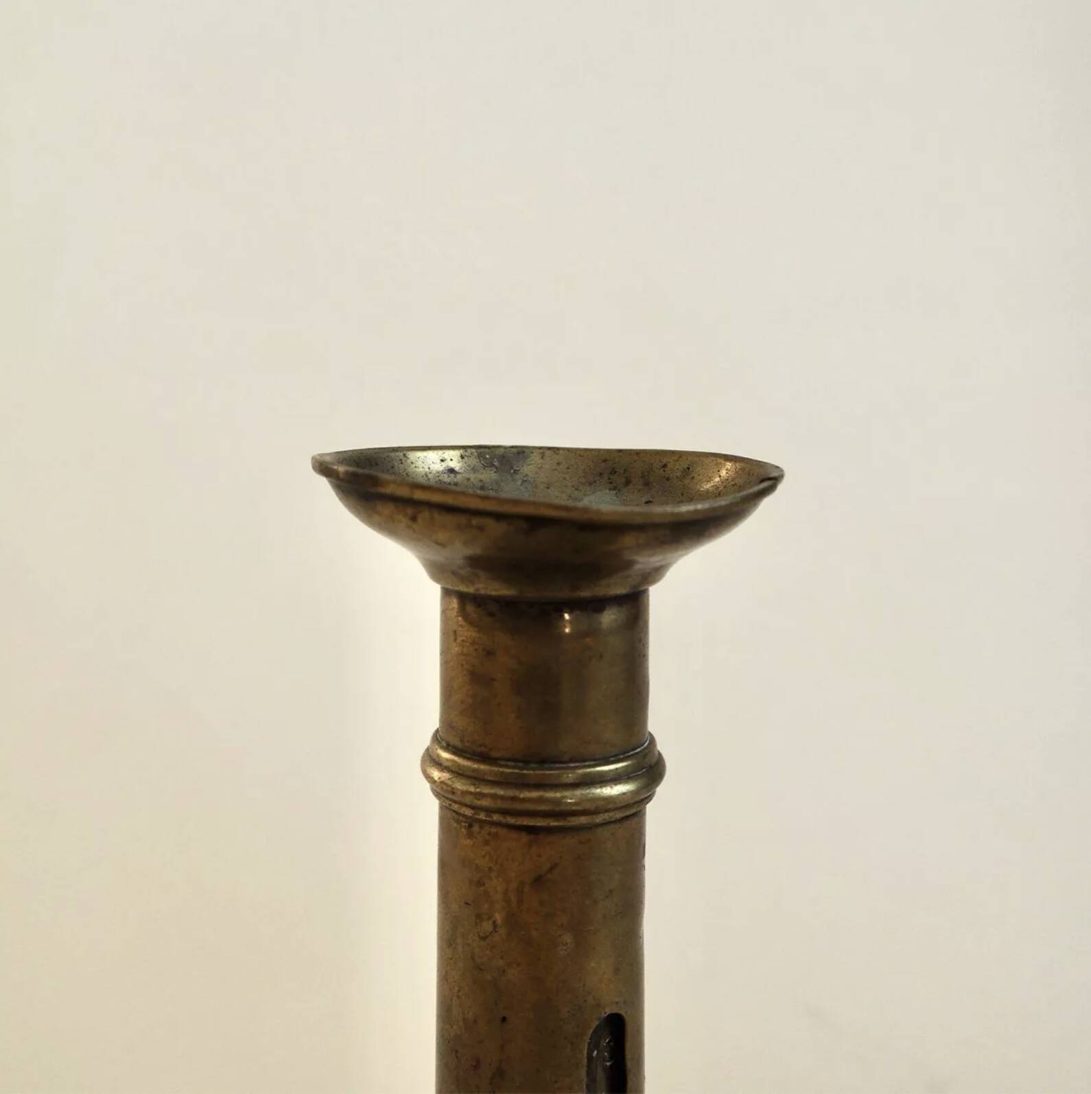 Bougeoir poussoir en laiton