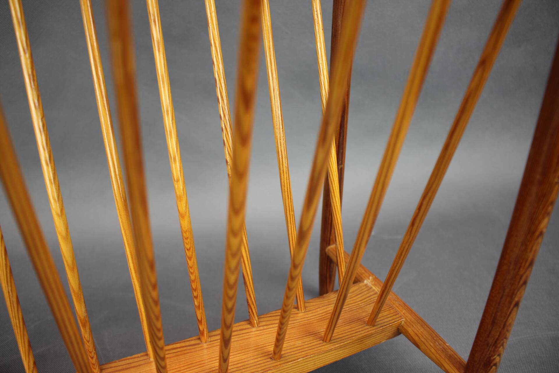 Porte-revues en bois du milieu du siècle