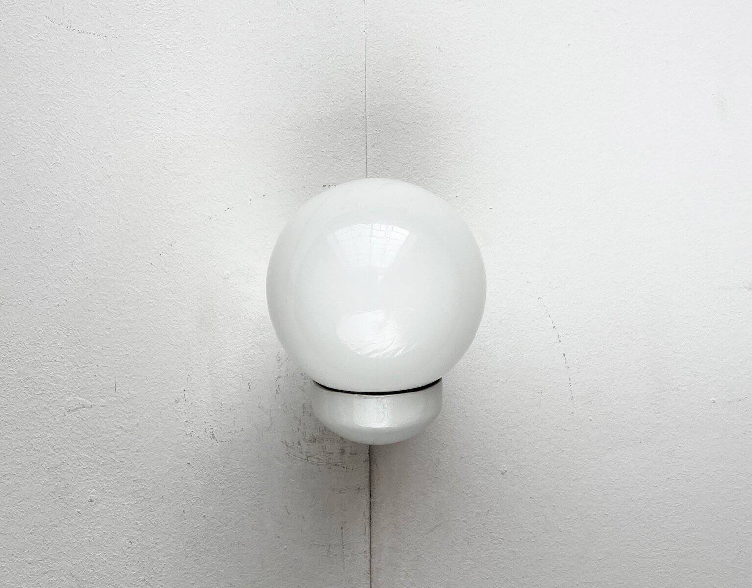 German wall lamp in ceramic and glass from the mid-century, Siemens, 1950s.