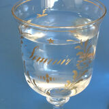 Deux verres à pied anciens avec décor floral peint à l'or