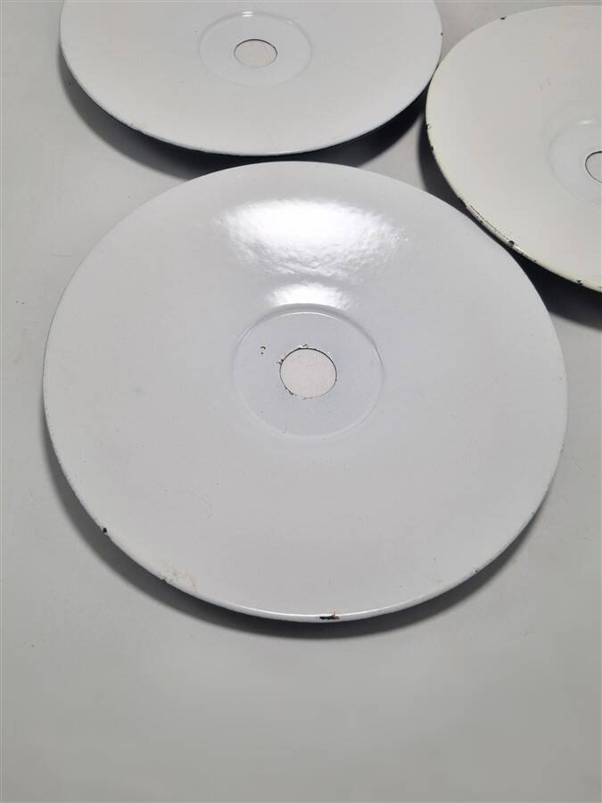 Suspensions in black enamelled sheet metal