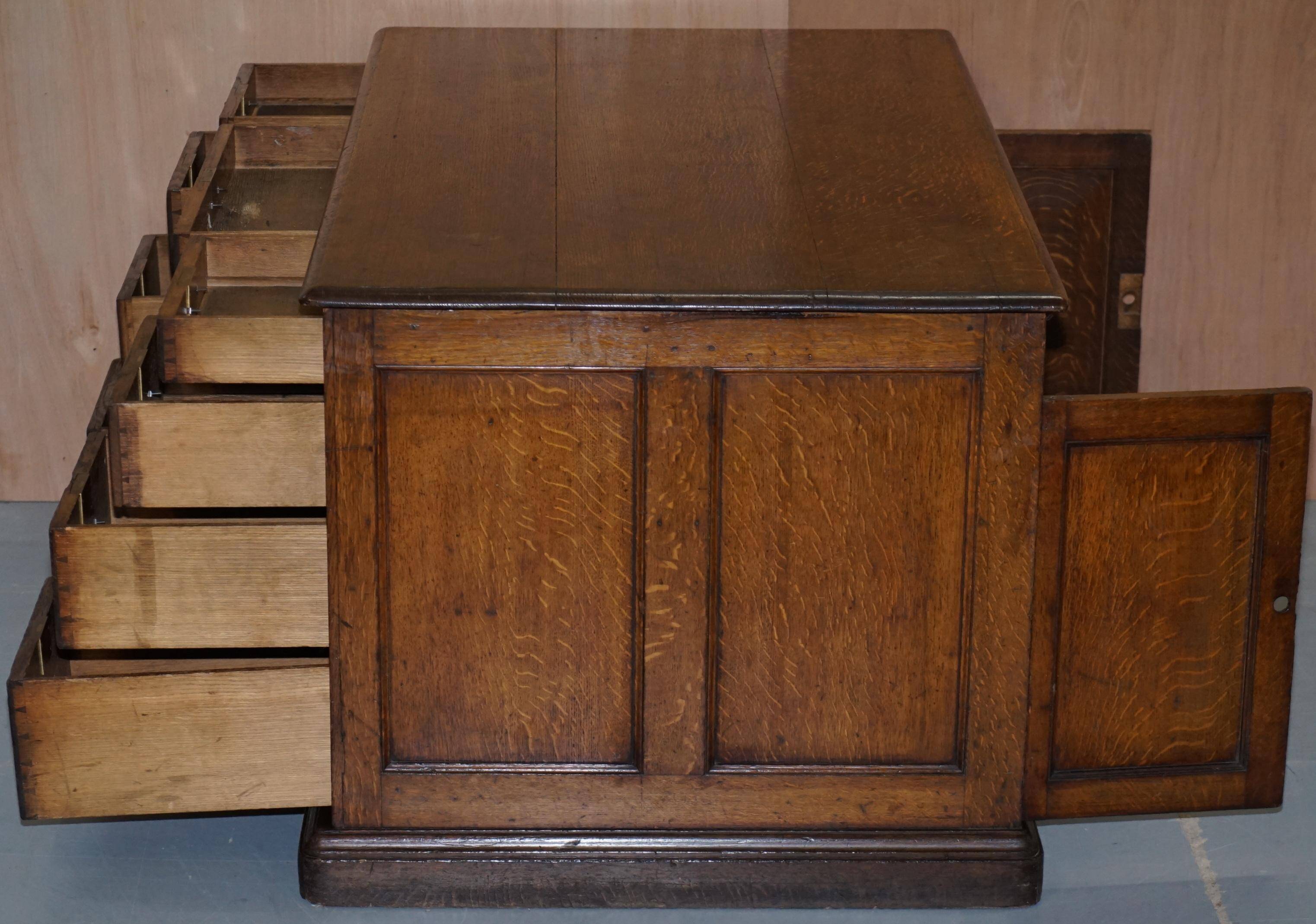 Bureau partenaire double face à deux caissons Gillows Lancaster chêne moucheté