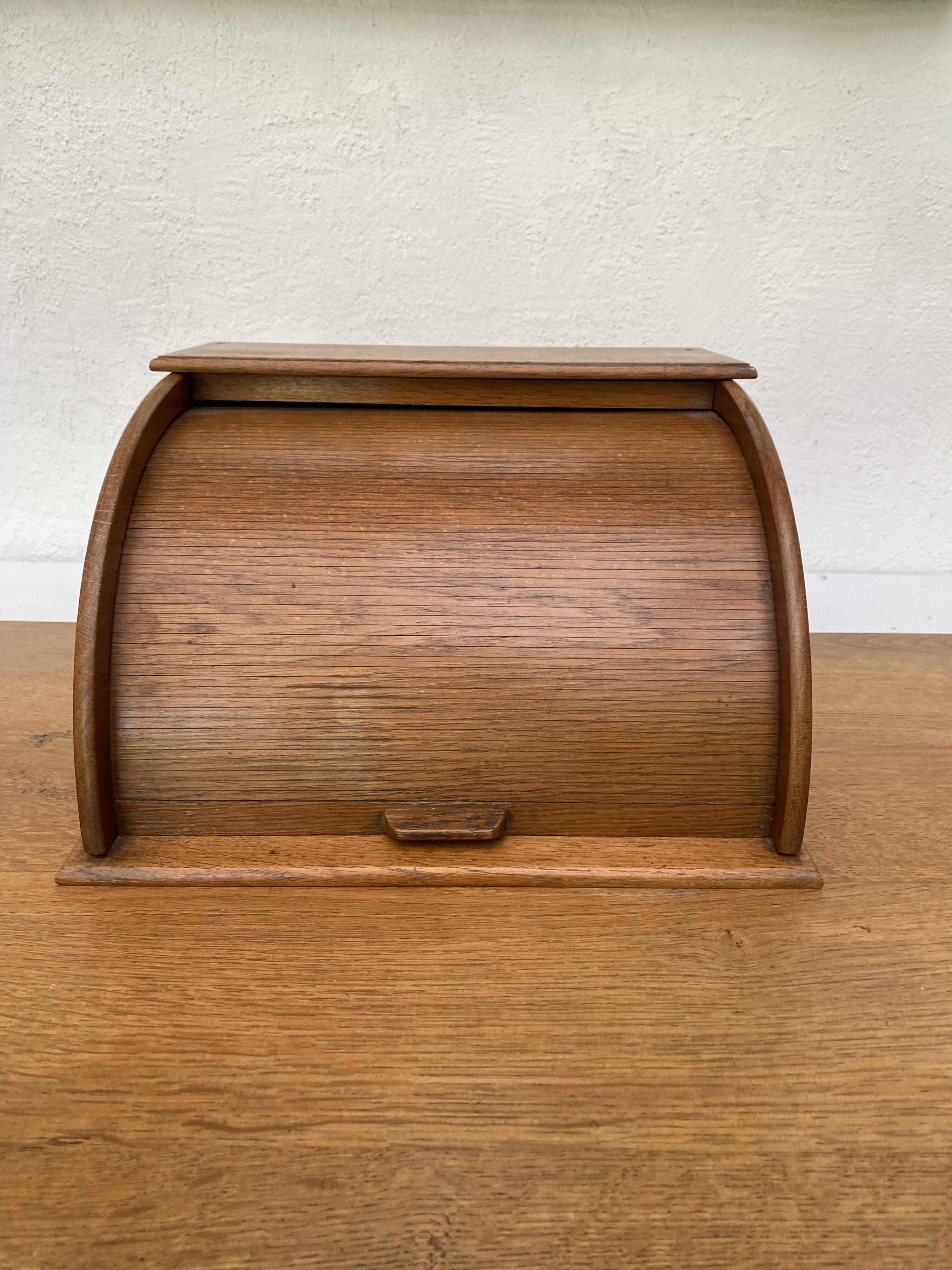 Curtain cabinet