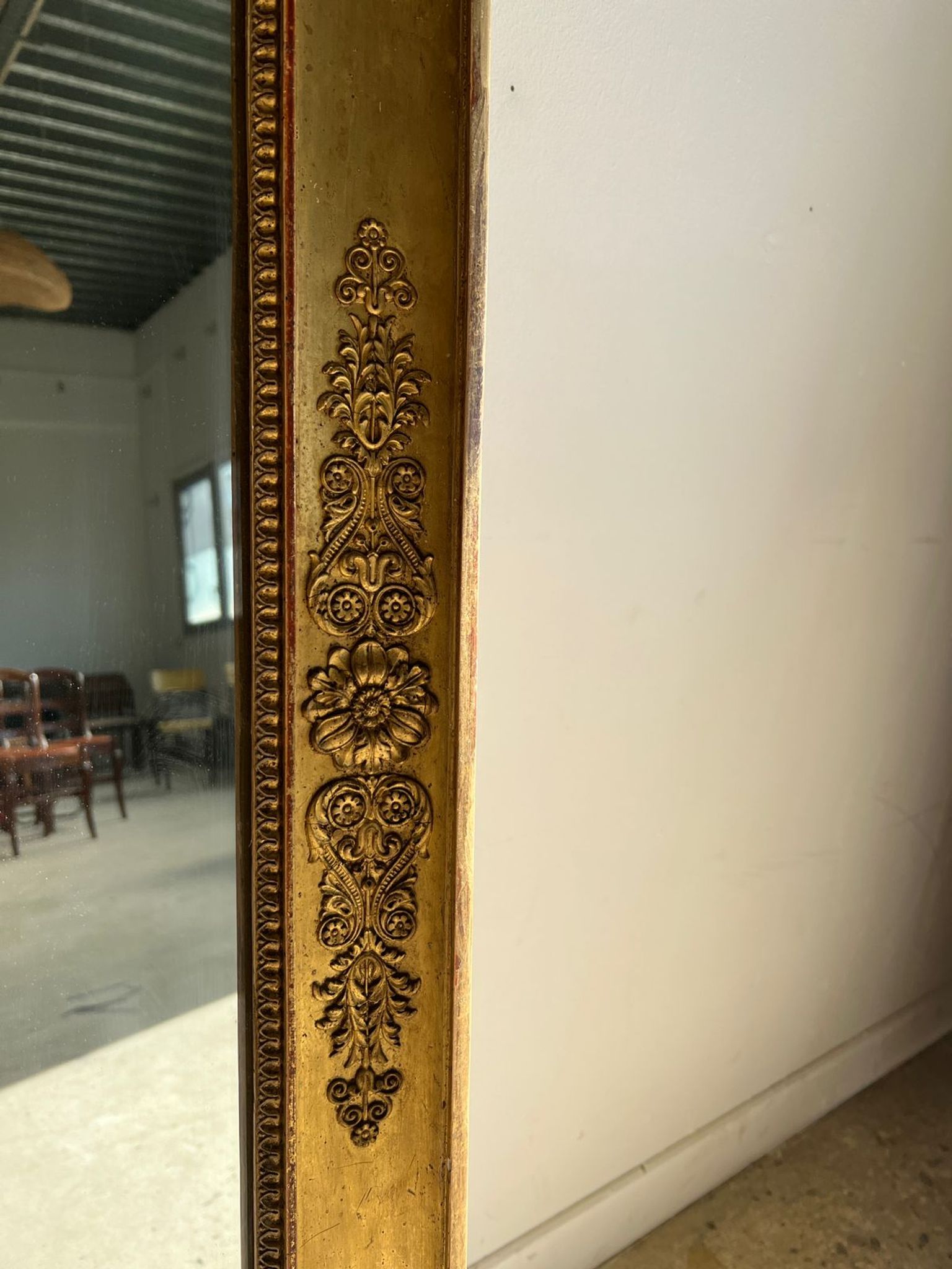 Miroir doré style Restauration à décor de palmettes étirées