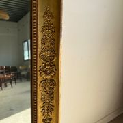 Miroir doré style Restauration à décor de palmettes étirées