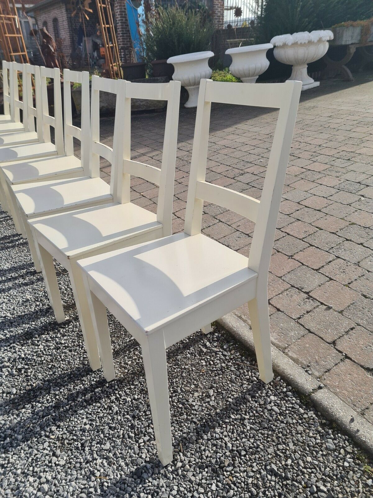 8 chaises blanches en bois