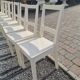 8 chaises blanches en bois