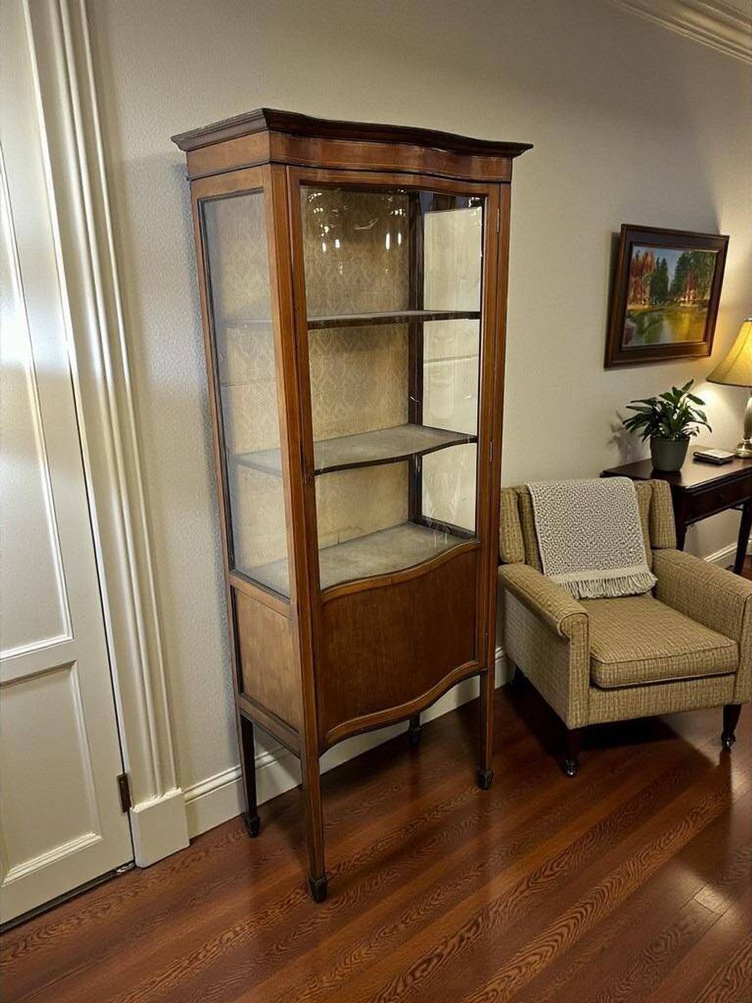 vitrine vintage en bois avec verre courbé