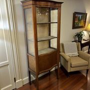 vitrine vintage en bois avec verre courbé